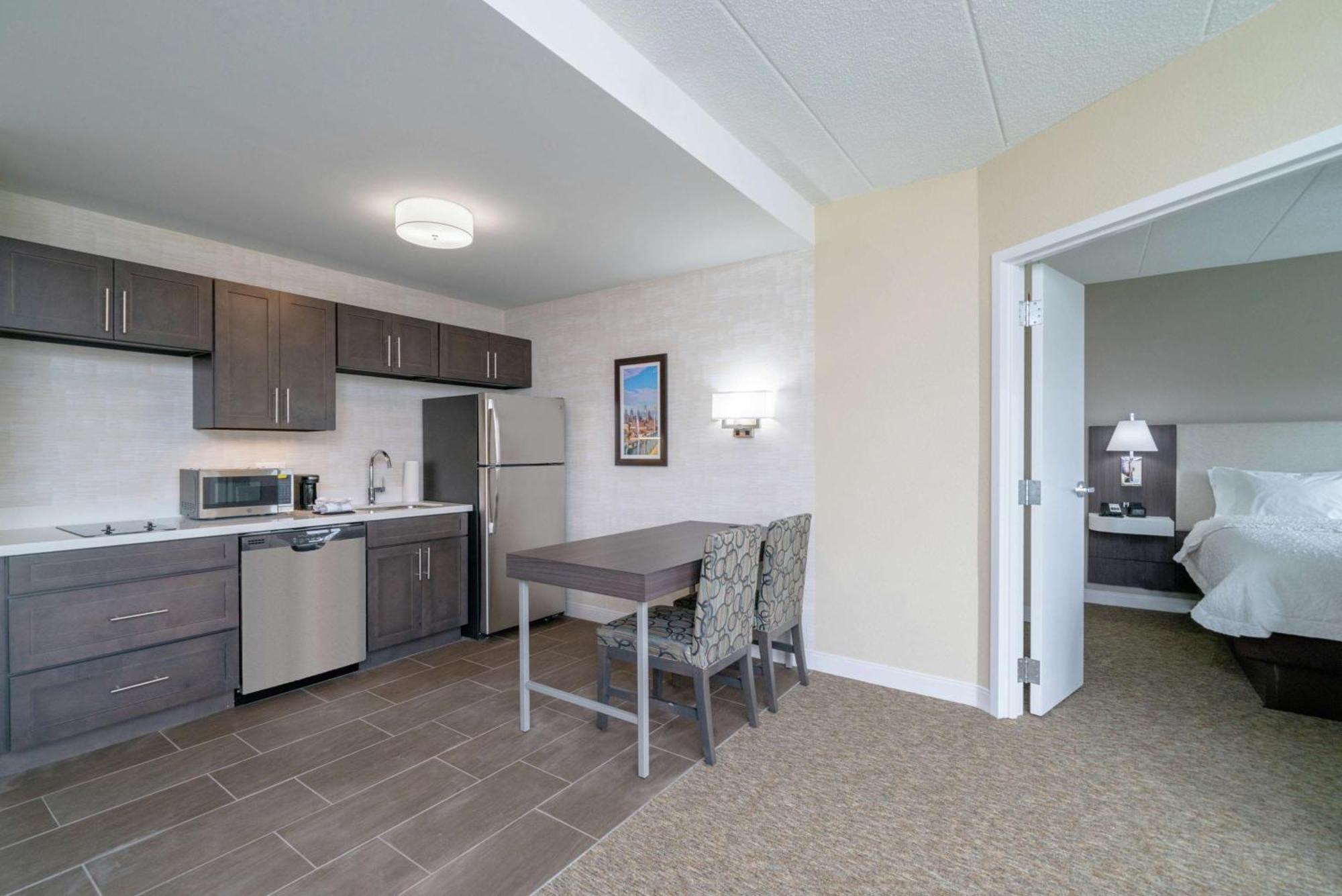 Hampton Inn & Suites Valley Forge/Oaks Финиксвилл Экстерьер фото