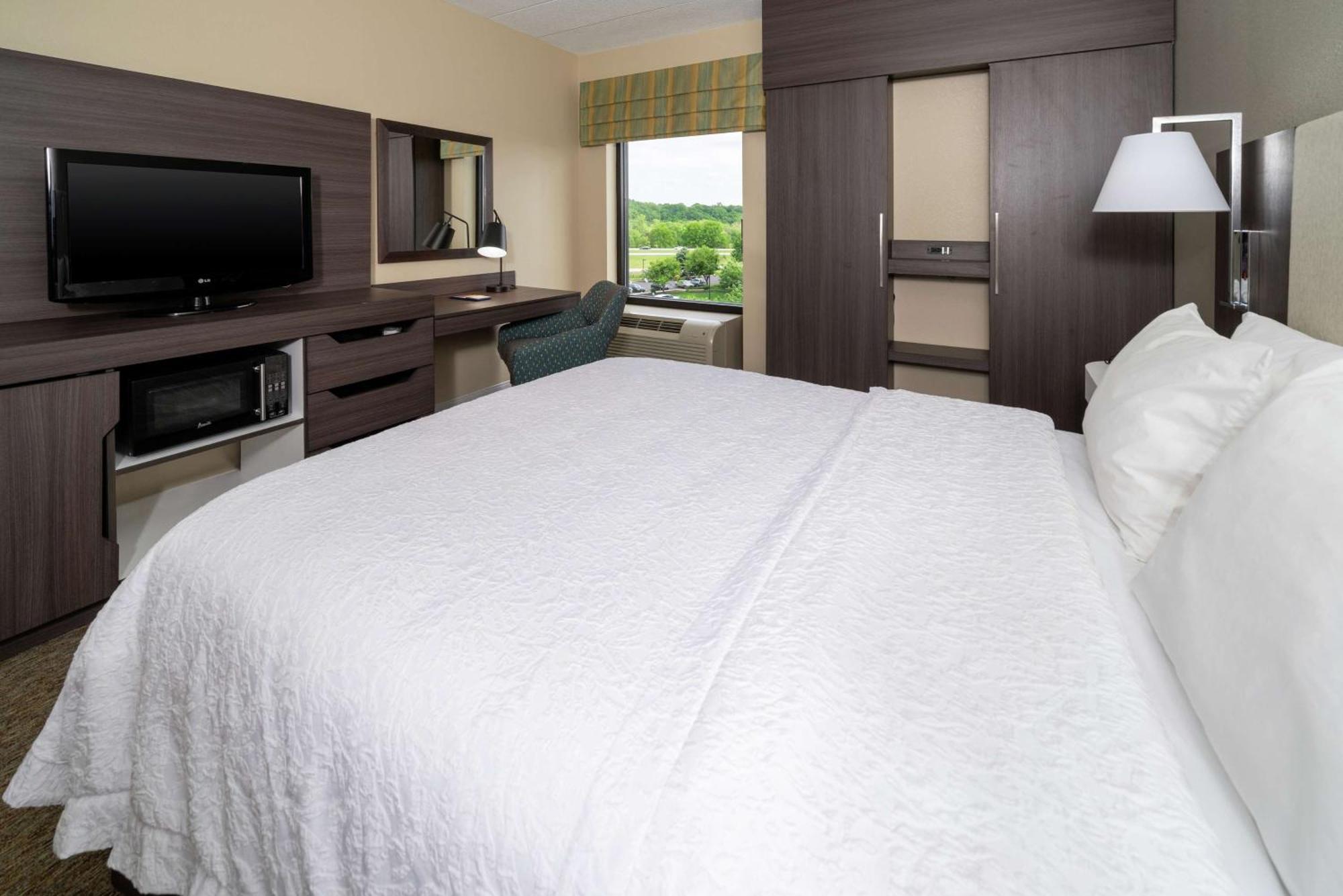 Hampton Inn & Suites Valley Forge/Oaks Финиксвилл Экстерьер фото