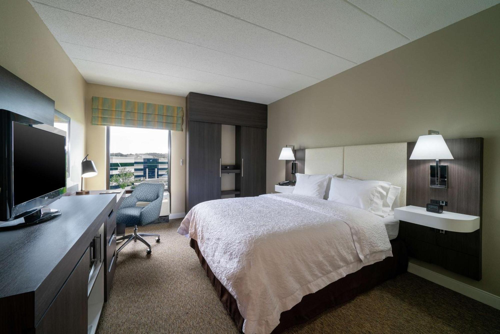 Hampton Inn & Suites Valley Forge/Oaks Финиксвилл Экстерьер фото