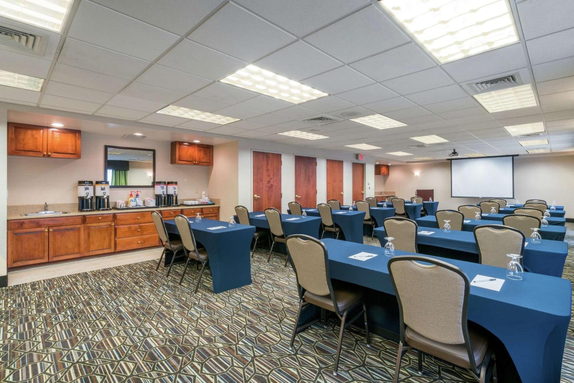 Hampton Inn & Suites Valley Forge/Oaks Финиксвилл Экстерьер фото