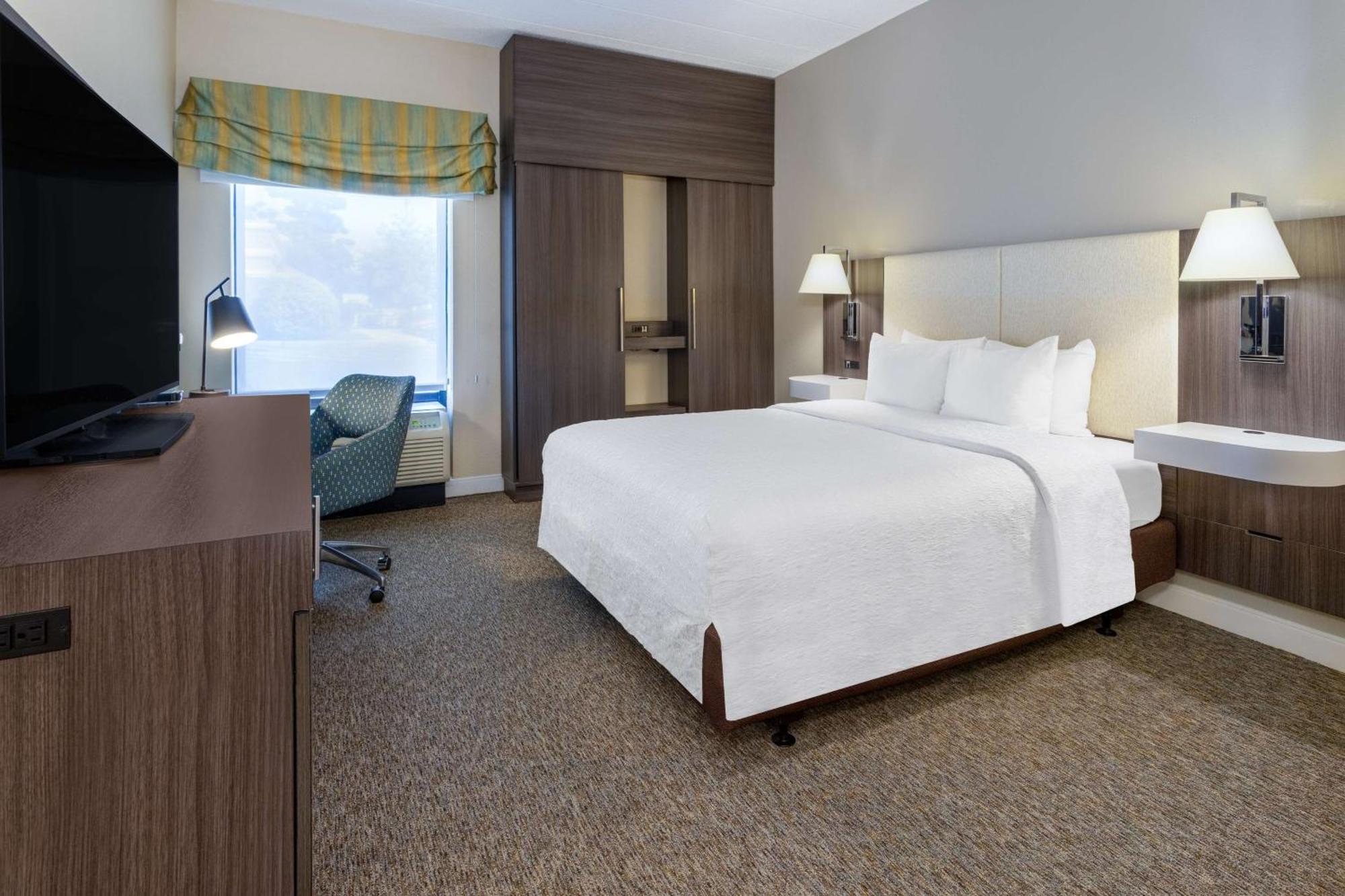 Hampton Inn & Suites Valley Forge/Oaks Финиксвилл Экстерьер фото