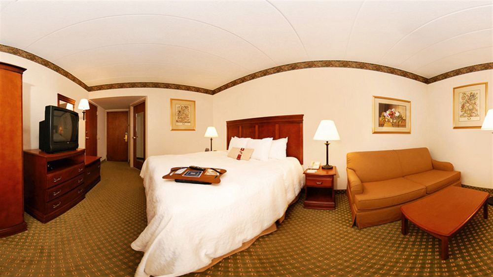 Hampton Inn & Suites Valley Forge/Oaks Финиксвилл Экстерьер фото