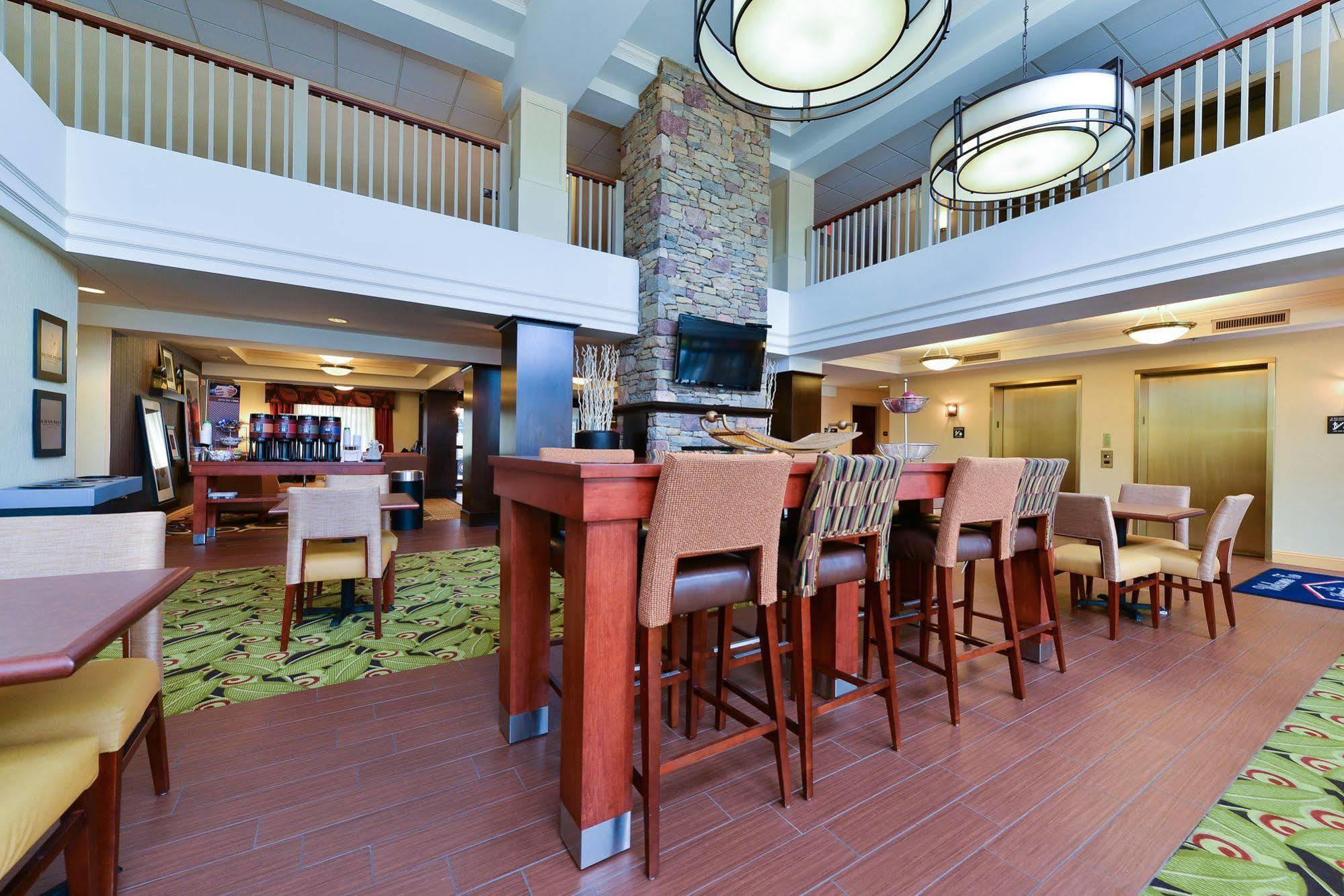 Hampton Inn & Suites Valley Forge/Oaks Финиксвилл Экстерьер фото