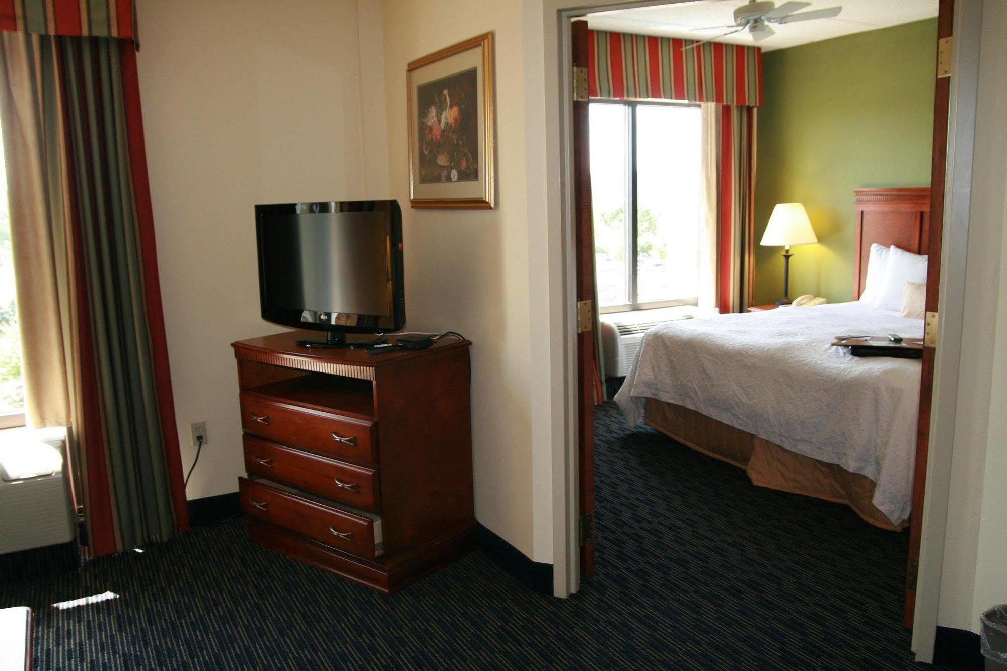 Hampton Inn & Suites Valley Forge/Oaks Финиксвилл Номер фото